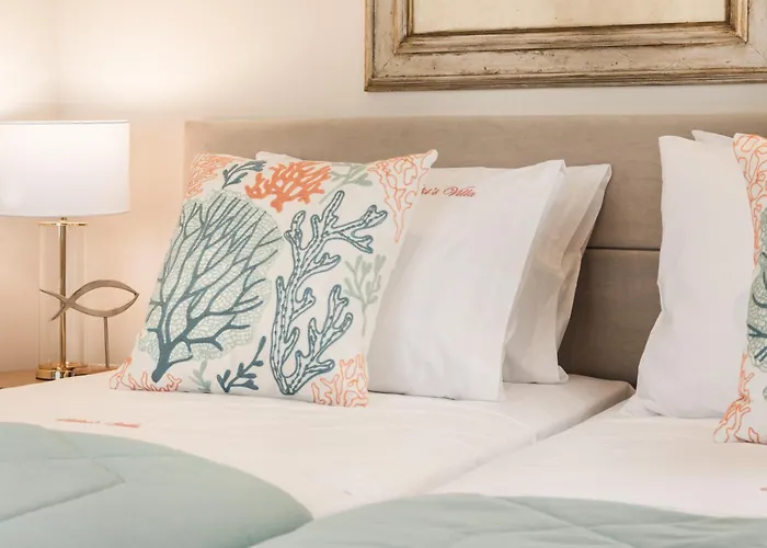 Niki's - Luxury Seaview Villa! *